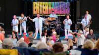 entertainers150824574_small.jpg