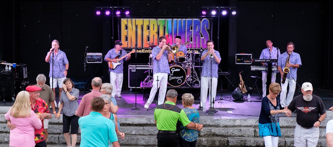 entertainers16082475.jpg